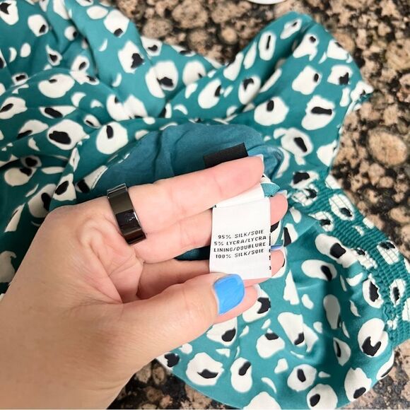 Diane Von Furstenberg Issie Two Abstract Print Draped V-neck Silk Blouse Size 2 - Picture 9 of 10